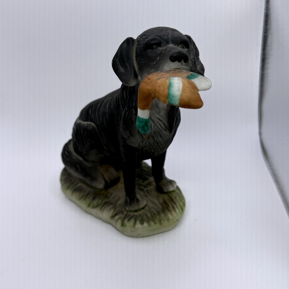 Unbranded Ceramic Dog Figurine with duck in mouth Black Hunting Lab‎ 6x4.5x2.5